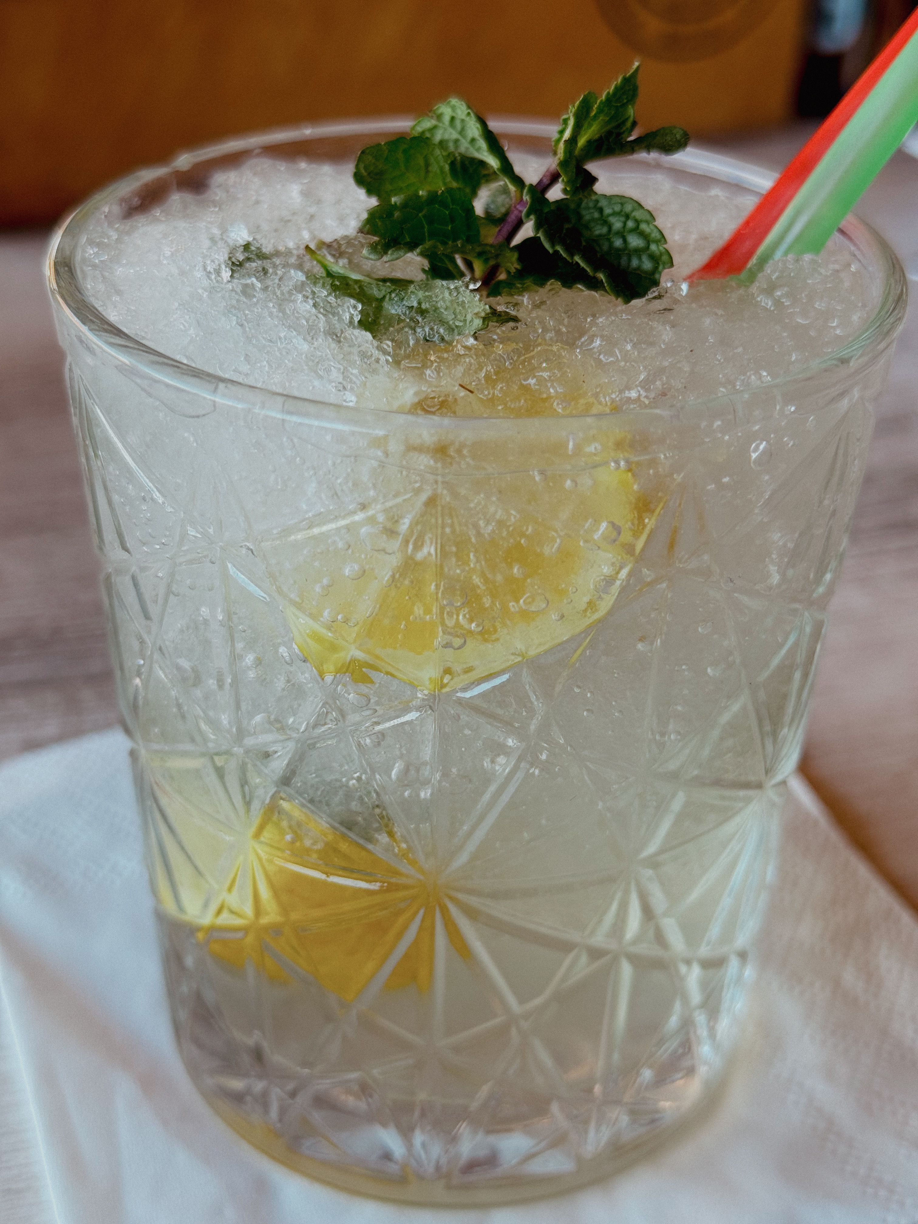 Limonada con menta y jengibre